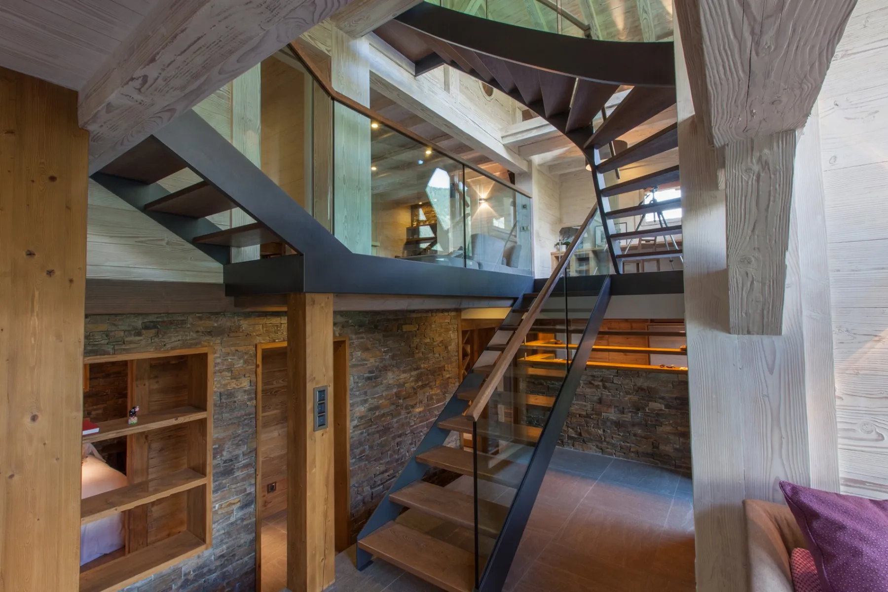 Rénovation complète d’un chalet à Vaudagne (Intérieur /Extérieur) Rénovation complète d’un chalet à Vaudagne (Intérieur /Extérieur)