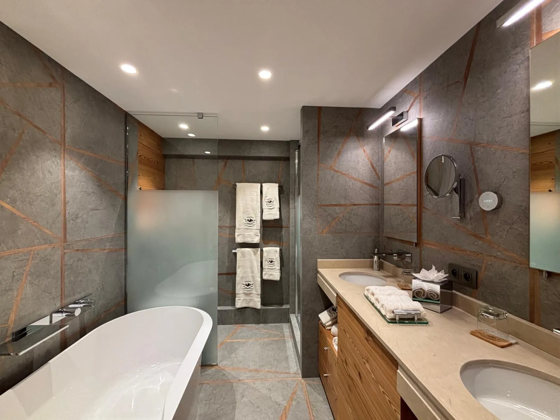 Rénovation complète d’une chambre parentale avec salle de bains à Megève Rénovation complète d’une chambre parentale avec salle de bains à Megève