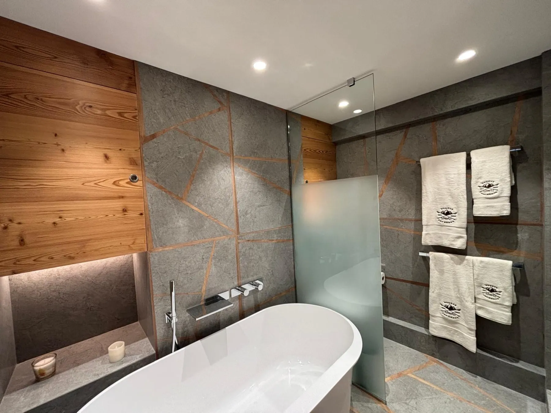 Rénovation complète d’une chambre parentale avec salle de bains à Megève Rénovation complète d’une chambre parentale avec salle de bains à Megève