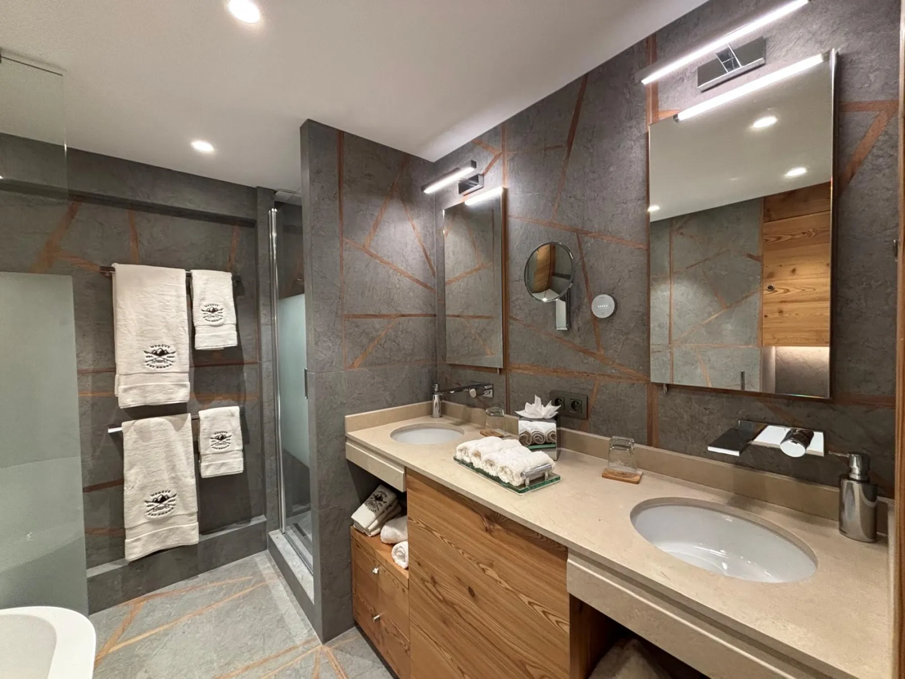 Rénovation complète d’une chambre parentale avec salle de bains à Megève Rénovation complète d’une chambre parentale avec salle de bains à Megève